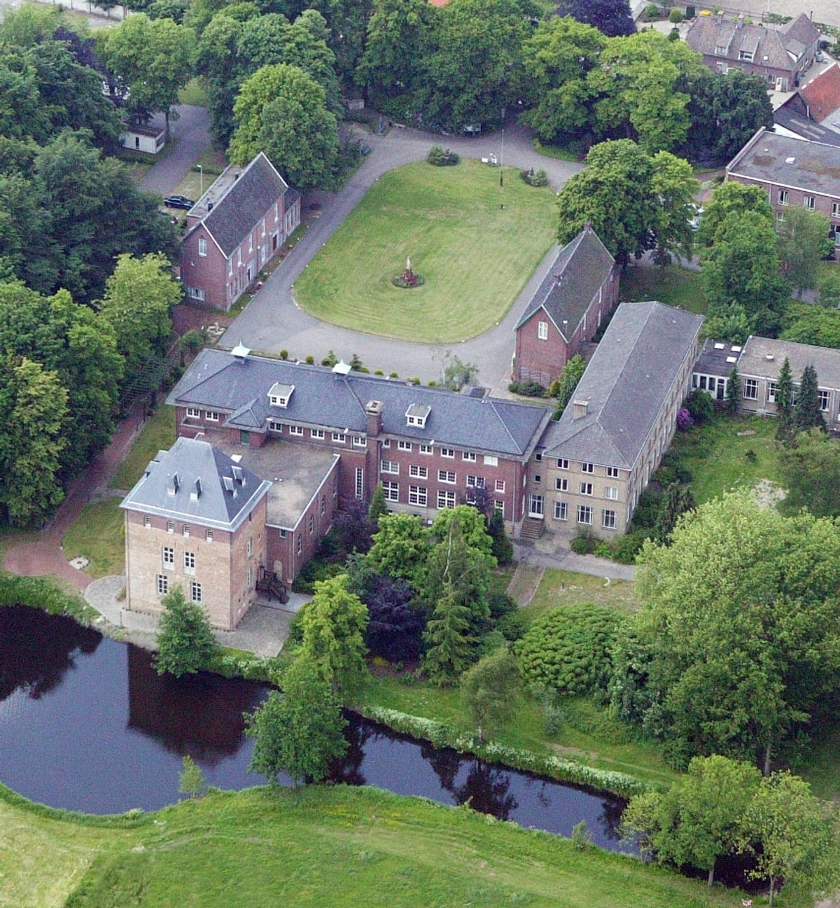 luchtfoto-terrein-Marie%CC%88nkroon-te-Nieuwkuijk-1