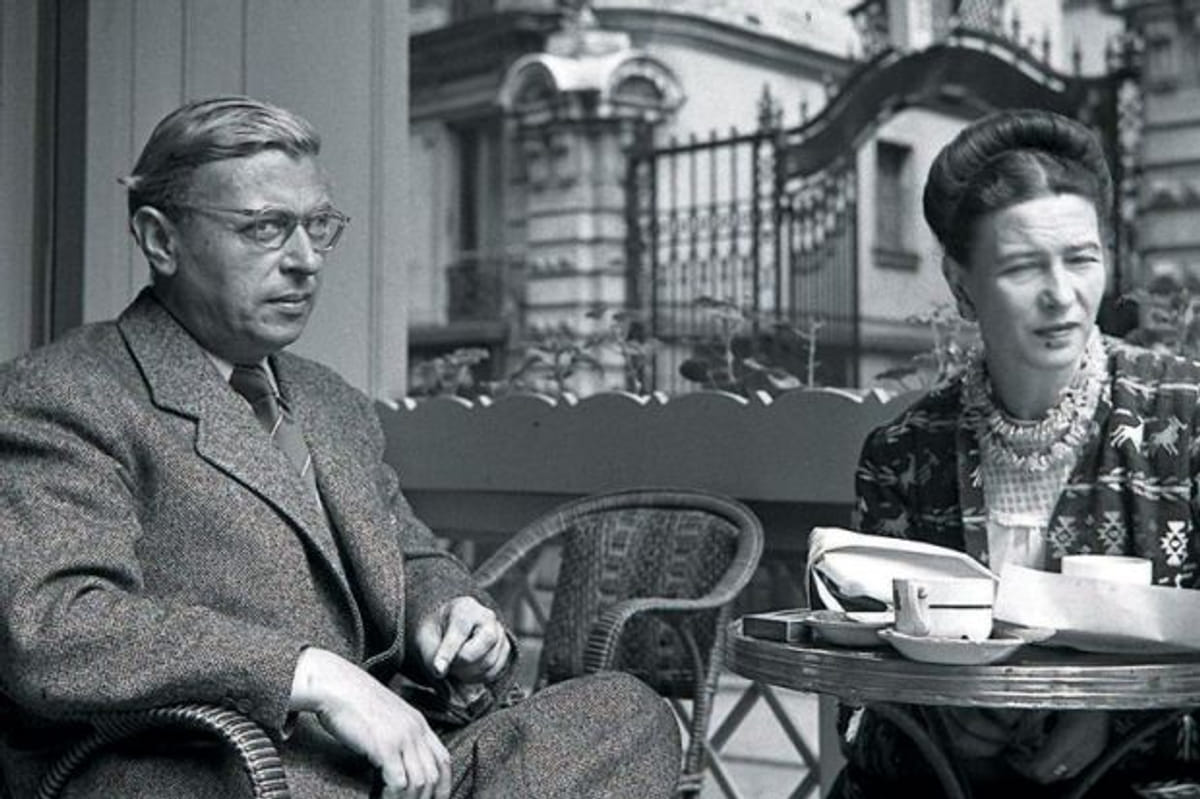 jean-paul-sartre-and-simone-de-beauvoir-meeting-over-coffee